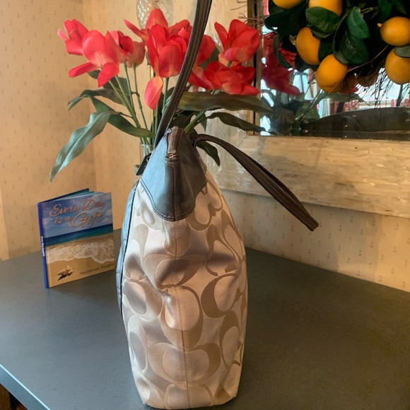 Coach, Signature VINTAGE cloth TOTE, Large C pattern, Taupe colored leather. - Picture 5 of 9